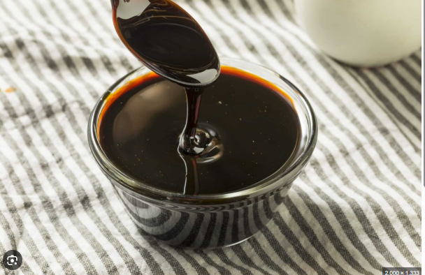 Một số loại mật ong vốn đã có màu nâu sậm và khi bảo quản lâu có thể trông gần như màu đen.