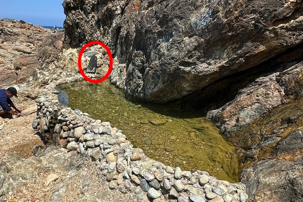 Thông tin mới vụ nữ ca sĩ mặc bikini ngâm mình tại Giếng Tiên - 2