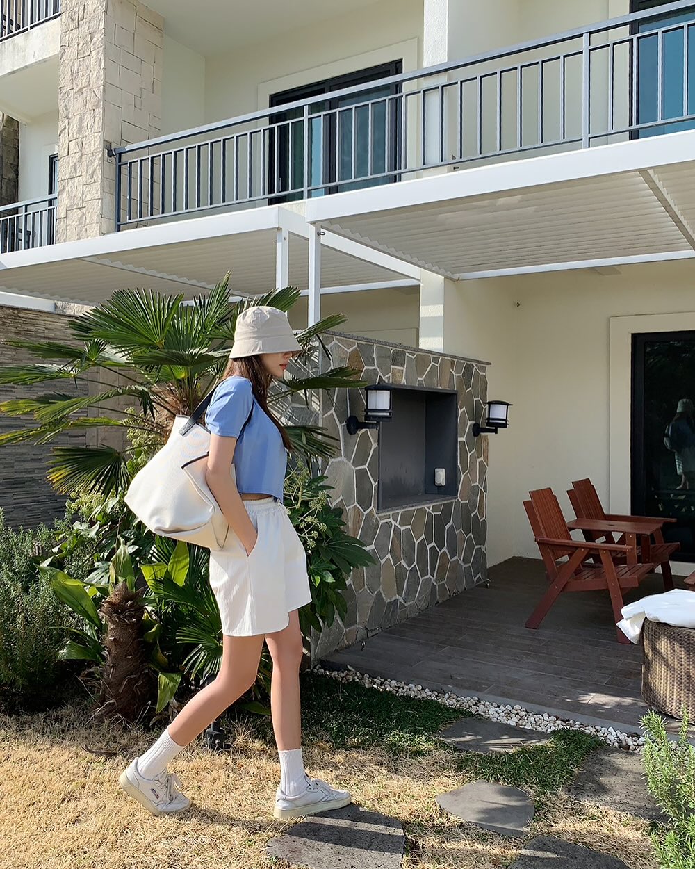 Mặc áo thun đi du lịch là rất hợp, 4 cách diện lên hình sống ảo cực xinh- Ảnh 5.