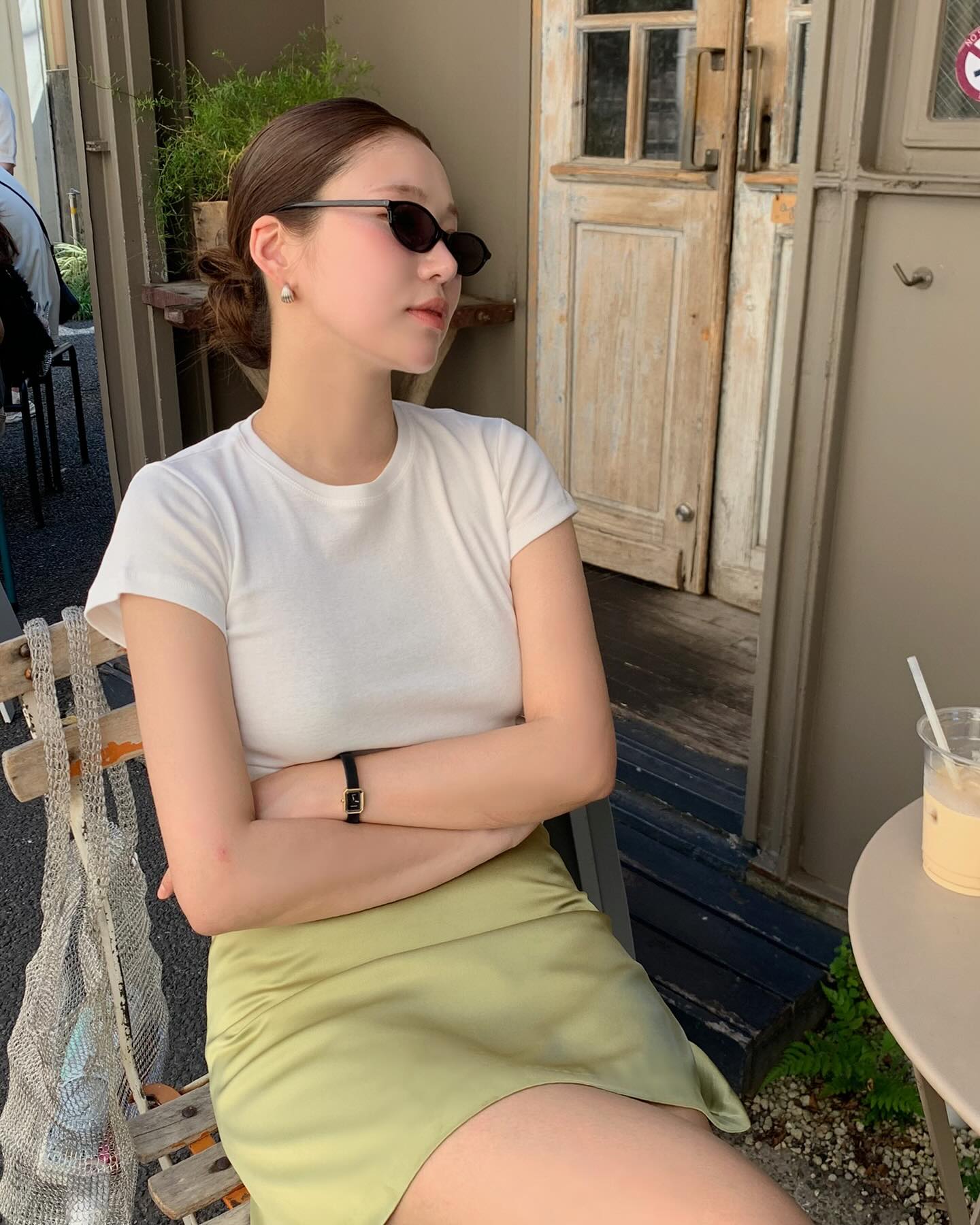 Mặc áo thun đi du lịch là rất hợp, 4 cách diện lên hình sống ảo cực xinh- Ảnh 9.