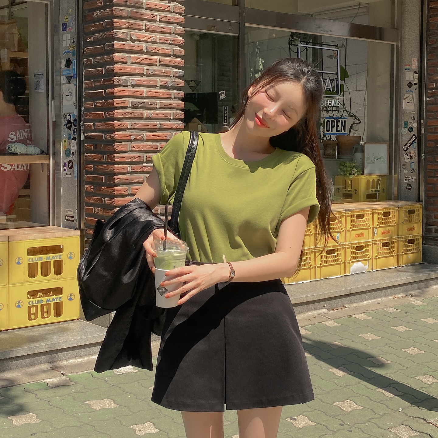 Mặc áo thun đi du lịch là rất hợp, 4 cách diện lên hình sống ảo cực xinh- Ảnh 10.