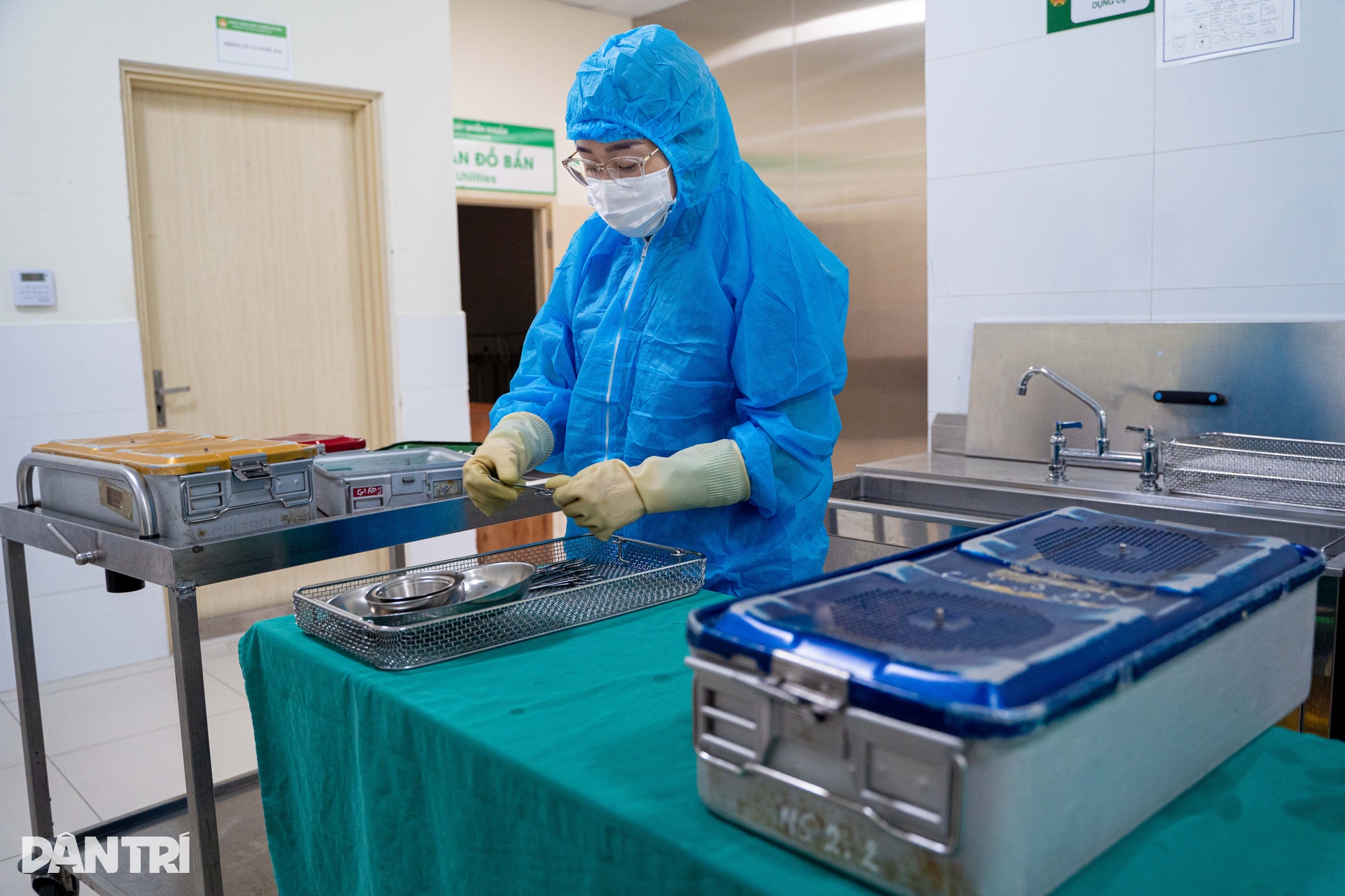 Nơi làm sạch, tiệt khuẩn cho hàng trăm bộ dụng cụ, thiết bị mổ mỗi ngày - 2 Nơi làm sạch, tiệt khuẩn cho hàng trăm bộ dụng cụ, thiết bị mổ mỗi ngày - 2