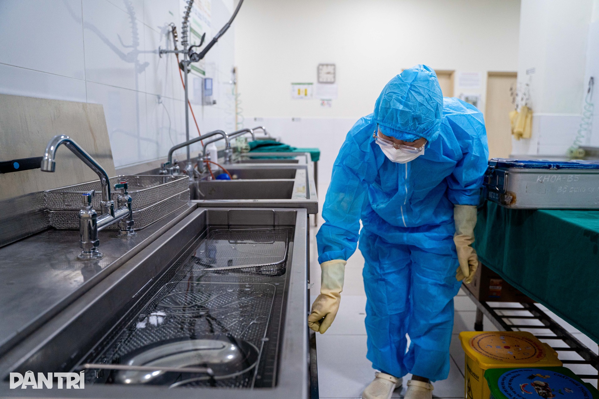 Nơi làm sạch, tiệt khuẩn cho hàng trăm bộ dụng cụ, thiết bị mổ mỗi ngày - 3 Nơi làm sạch, tiệt khuẩn cho hàng trăm bộ dụng cụ, thiết bị mổ mỗi ngày - 3