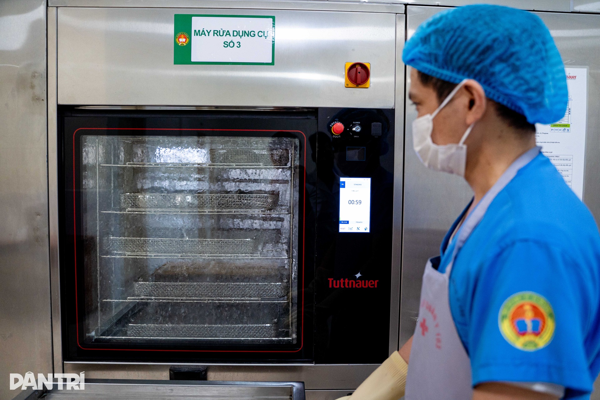 Nơi làm sạch, tiệt khuẩn cho hàng trăm bộ dụng cụ, thiết bị mổ mỗi ngày - 5 Nơi làm sạch, tiệt khuẩn cho hàng trăm bộ dụng cụ, thiết bị mổ mỗi ngày - 5