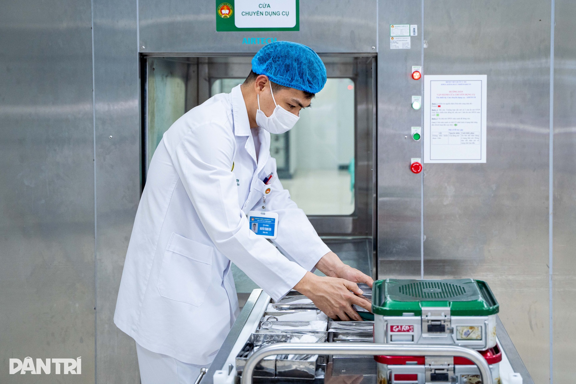 Nơi làm sạch, tiệt khuẩn cho hàng trăm bộ dụng cụ, thiết bị mổ mỗi ngày - 6 Nơi làm sạch, tiệt khuẩn cho hàng trăm bộ dụng cụ, thiết bị mổ mỗi ngày - 6
