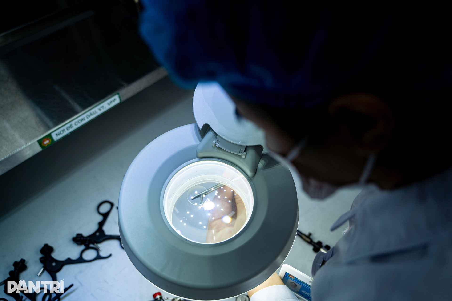 Nơi làm sạch, tiệt khuẩn cho hàng trăm bộ dụng cụ, thiết bị mổ mỗi ngày - 8 Nơi làm sạch, tiệt khuẩn cho hàng trăm bộ dụng cụ, thiết bị mổ mỗi ngày - 8