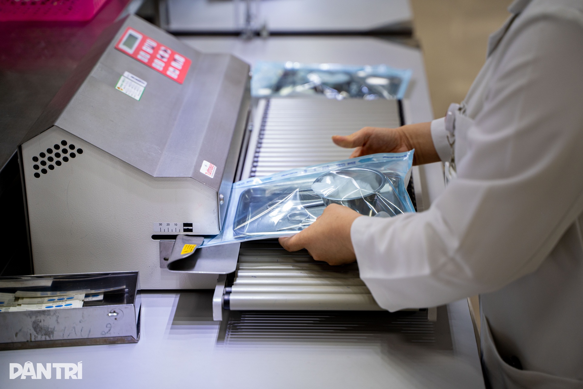 Nơi làm sạch, tiệt khuẩn cho hàng trăm bộ dụng cụ, thiết bị mổ mỗi ngày - 9 Nơi làm sạch, tiệt khuẩn cho hàng trăm bộ dụng cụ, thiết bị mổ mỗi ngày - 9