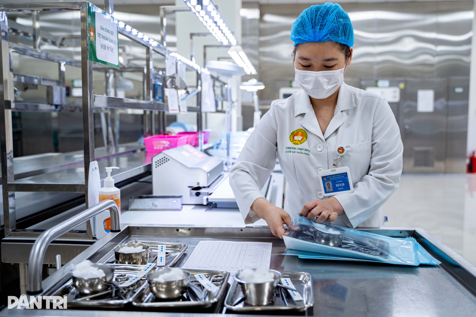 Nơi làm sạch, tiệt khuẩn cho hàng trăm bộ dụng cụ, thiết bị mổ mỗi ngày - 10 Nơi làm sạch, tiệt khuẩn cho hàng trăm bộ dụng cụ, thiết bị mổ mỗi ngày - 10