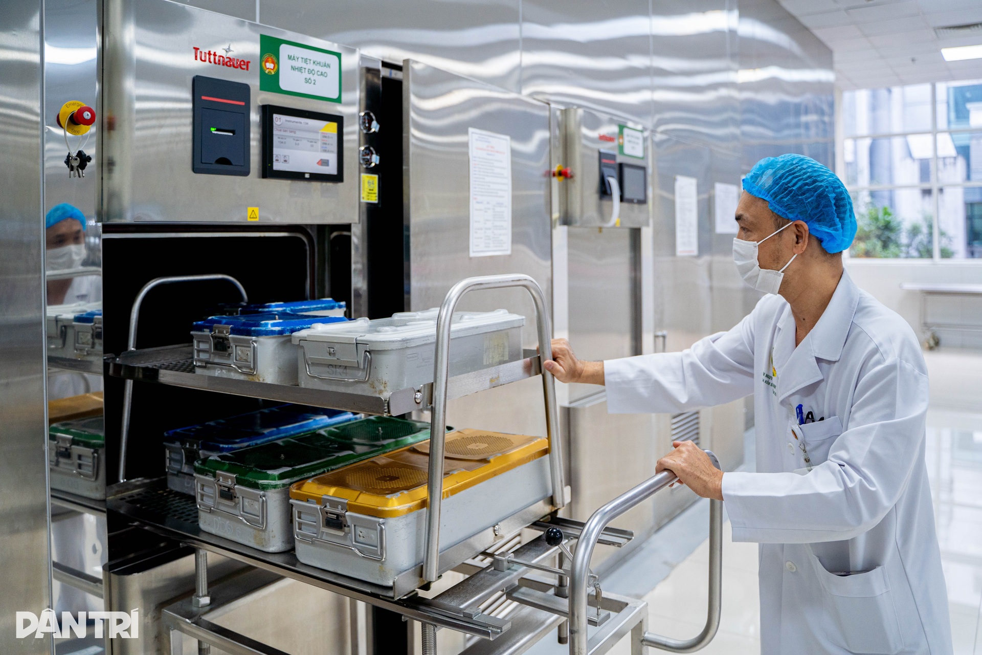 Nơi làm sạch, tiệt khuẩn cho hàng trăm bộ dụng cụ, thiết bị mổ mỗi ngày - 11 Nơi làm sạch, tiệt khuẩn cho hàng trăm bộ dụng cụ, thiết bị mổ mỗi ngày - 11