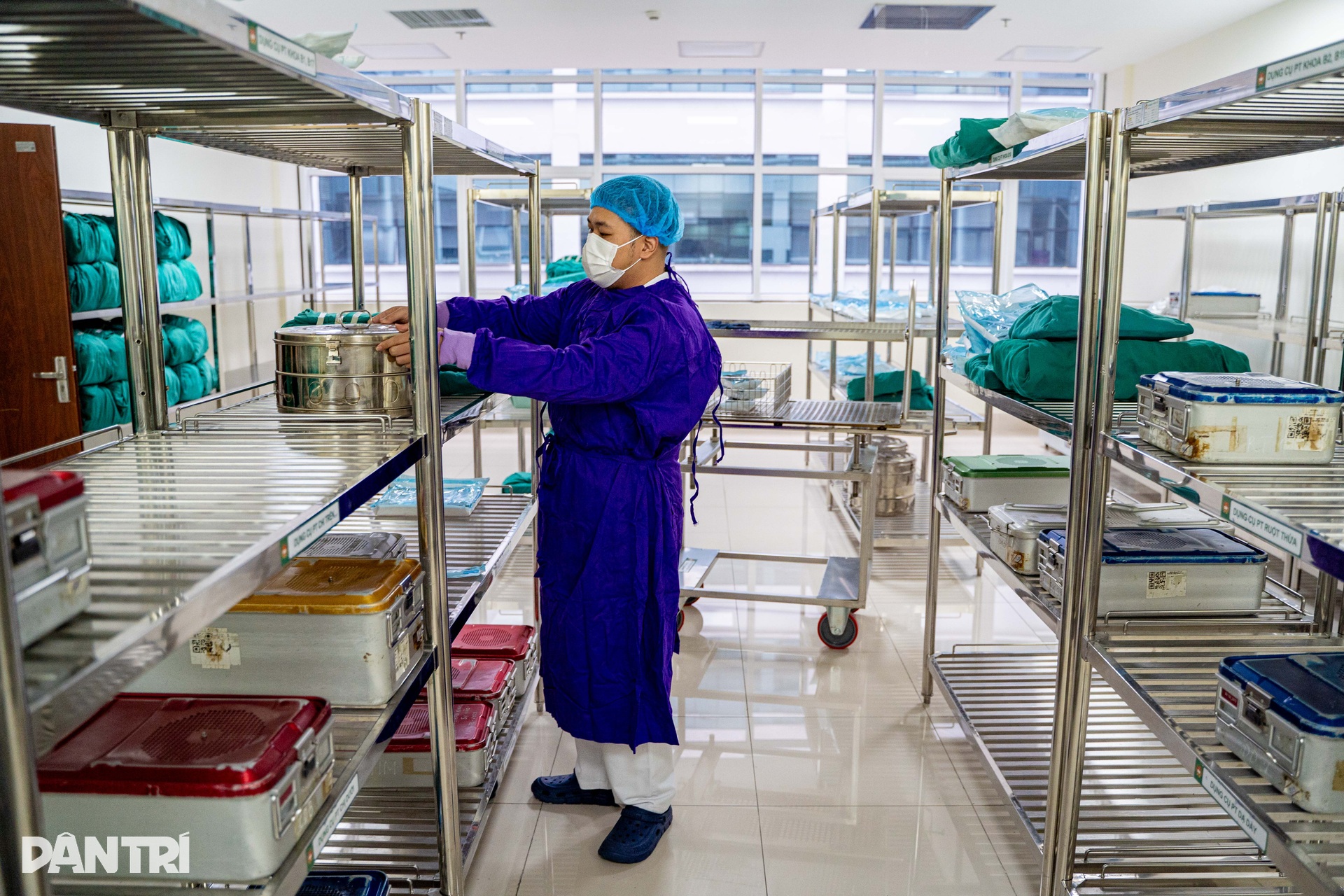 Nơi làm sạch, tiệt khuẩn cho hàng trăm bộ dụng cụ, thiết bị mổ mỗi ngày - 12 Nơi làm sạch, tiệt khuẩn cho hàng trăm bộ dụng cụ, thiết bị mổ mỗi ngày - 12