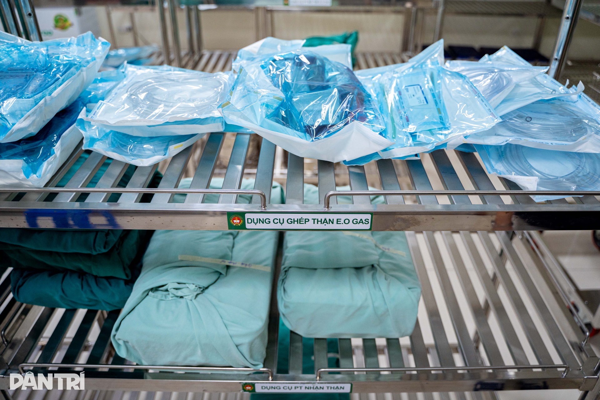 Nơi làm sạch, tiệt khuẩn cho hàng trăm bộ dụng cụ, thiết bị mổ mỗi ngày - 13 Nơi làm sạch, tiệt khuẩn cho hàng trăm bộ dụng cụ, thiết bị mổ mỗi ngày - 13
