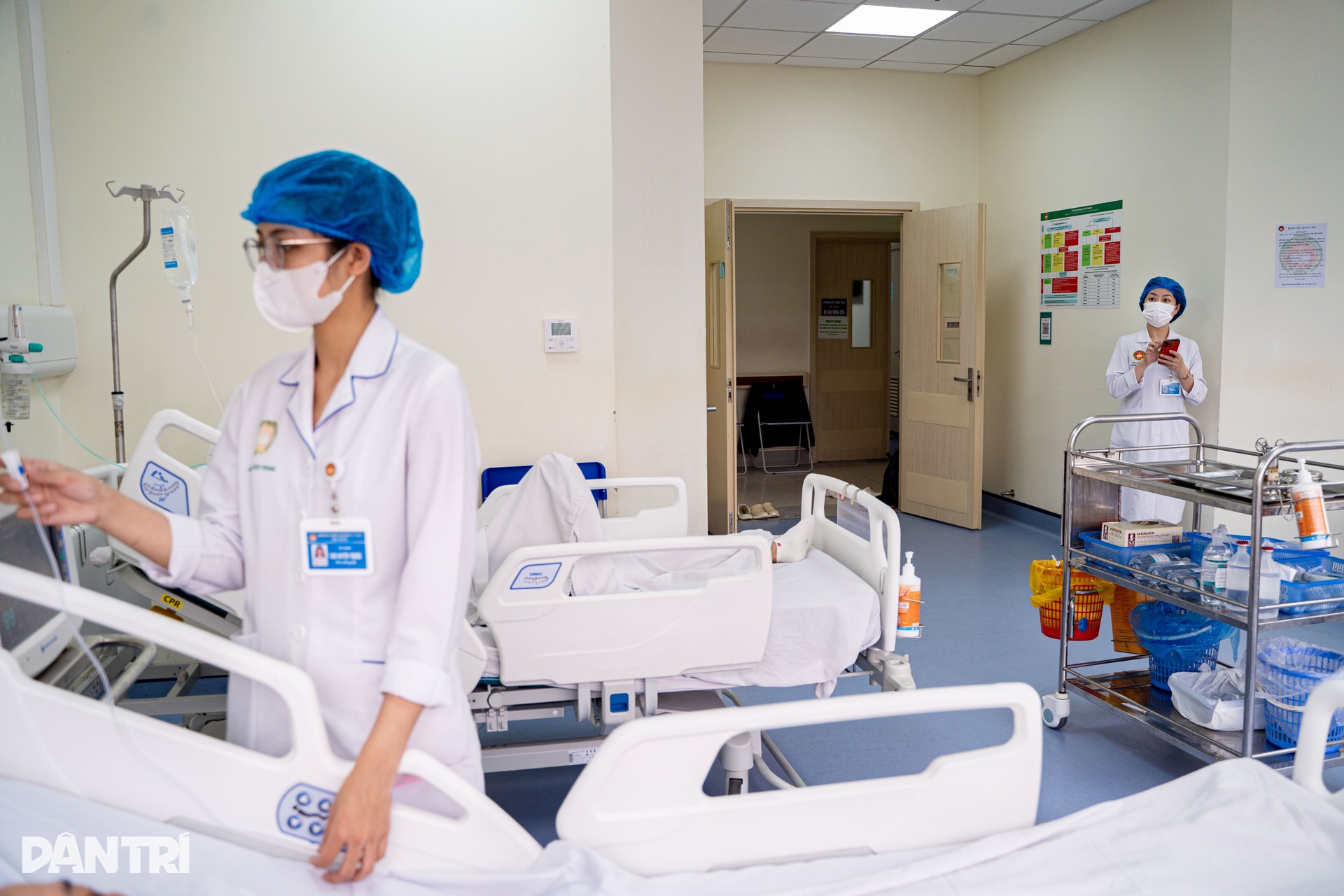 Nơi làm sạch, tiệt khuẩn cho hàng trăm bộ dụng cụ, thiết bị mổ mỗi ngày - 14 Nơi làm sạch, tiệt khuẩn cho hàng trăm bộ dụng cụ, thiết bị mổ mỗi ngày - 14