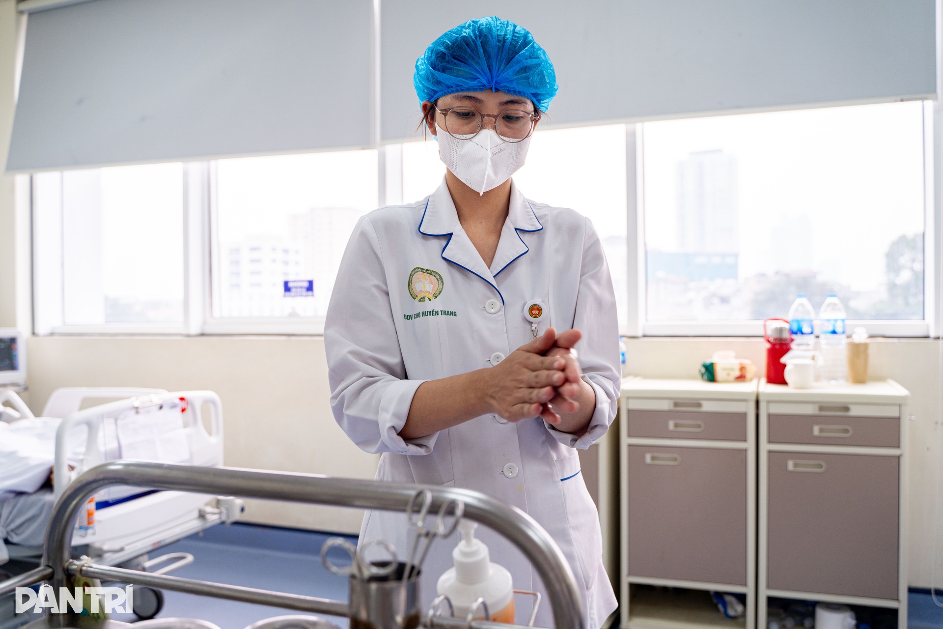 Nơi làm sạch, tiệt khuẩn cho hàng trăm bộ dụng cụ, thiết bị mổ mỗi ngày - 15 Nơi làm sạch, tiệt khuẩn cho hàng trăm bộ dụng cụ, thiết bị mổ mỗi ngày - 15