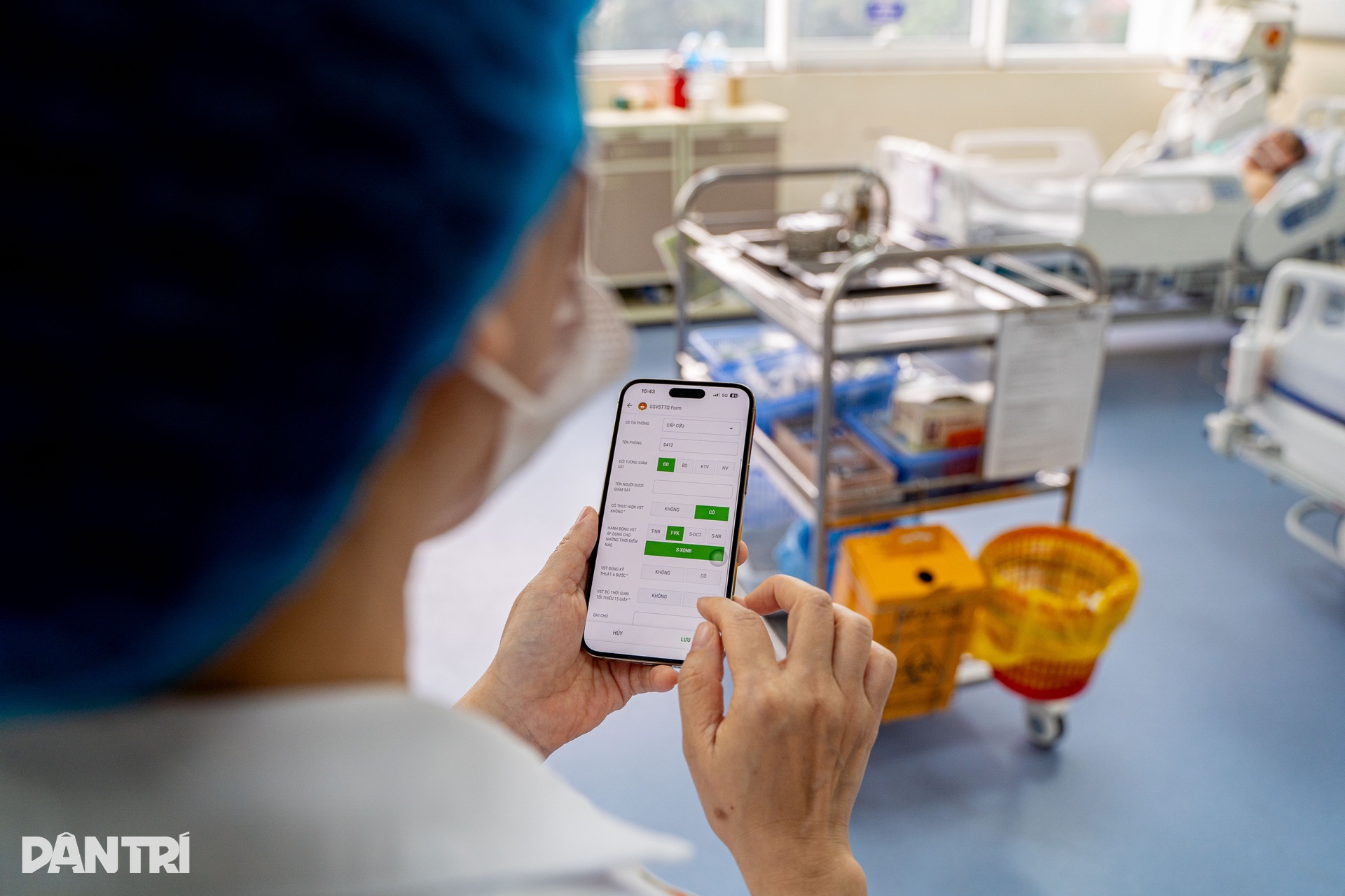 Nơi làm sạch, tiệt khuẩn cho hàng trăm bộ dụng cụ, thiết bị mổ mỗi ngày - 16 Nơi làm sạch, tiệt khuẩn cho hàng trăm bộ dụng cụ, thiết bị mổ mỗi ngày - 16