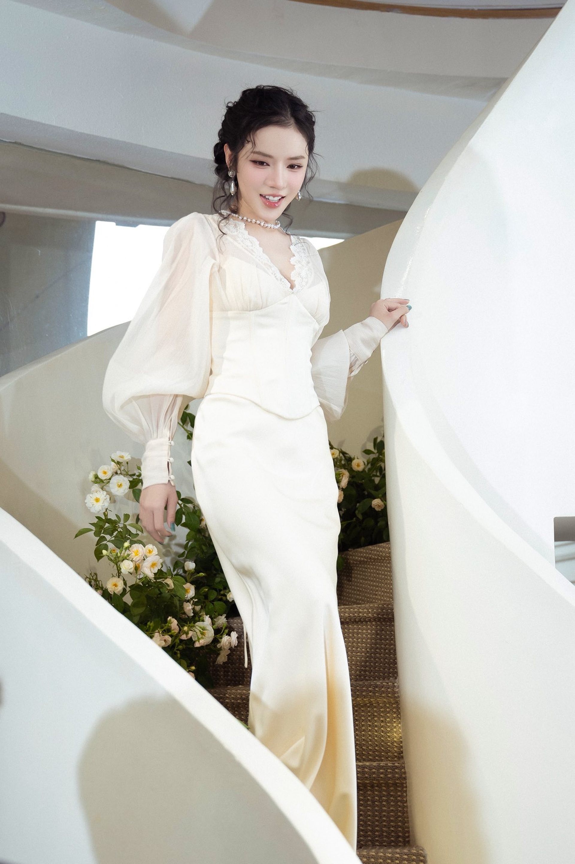 Ca sĩ LyLy sau phim 450 tỷ đồng: Vòng eo 55cm gây sốt, đời tư được chú ý - 7