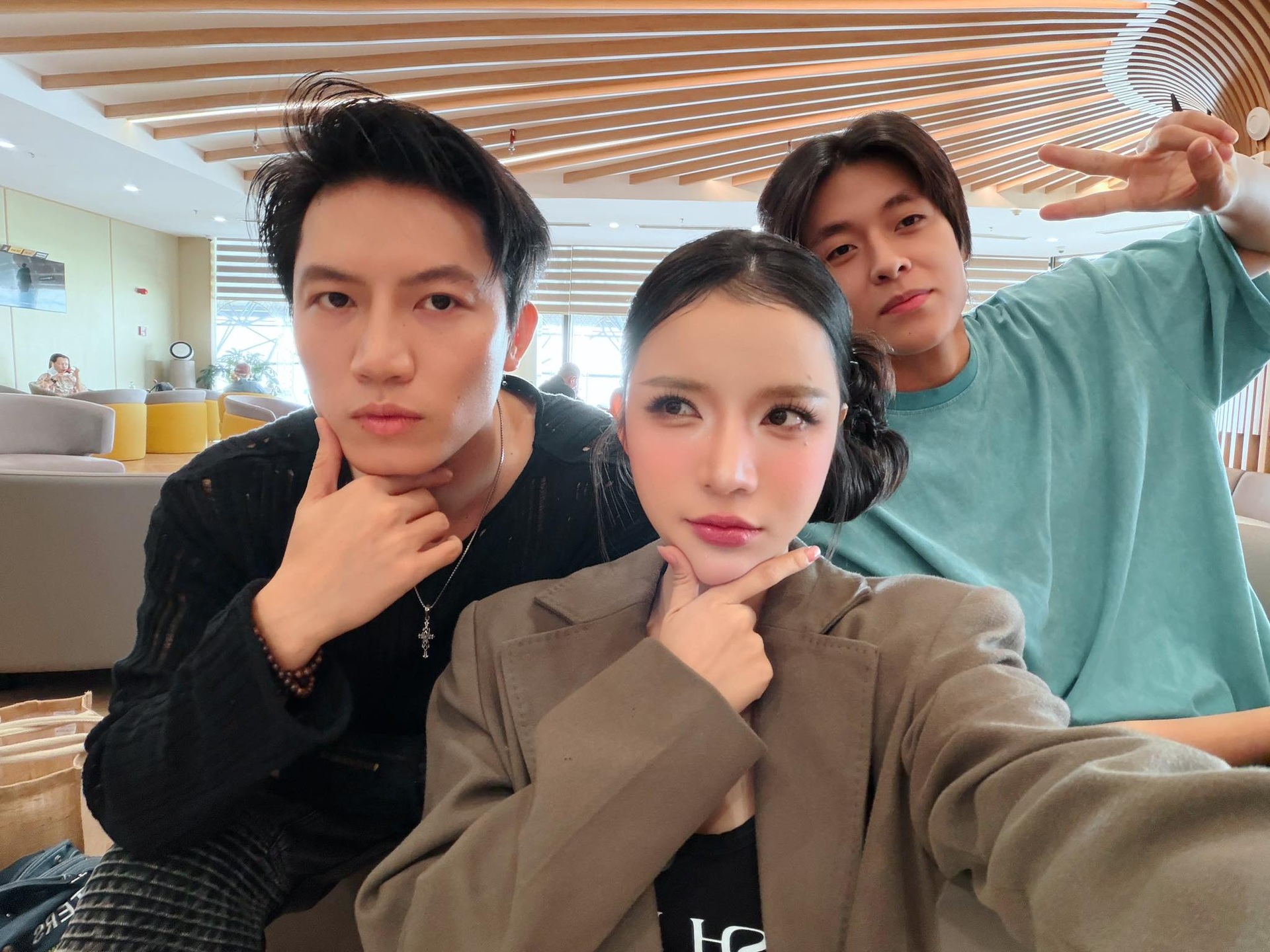 Ca sĩ LyLy sau phim 450 tỷ đồng: Vòng eo 55cm gây sốt, đời tư được chú ý - 10