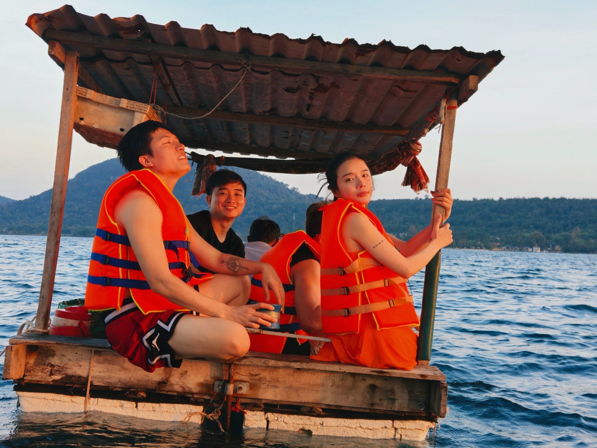 Ca sĩ LyLy sau phim 450 tỷ đồng: Vòng eo 55cm gây sốt, đời tư được chú ý - 11