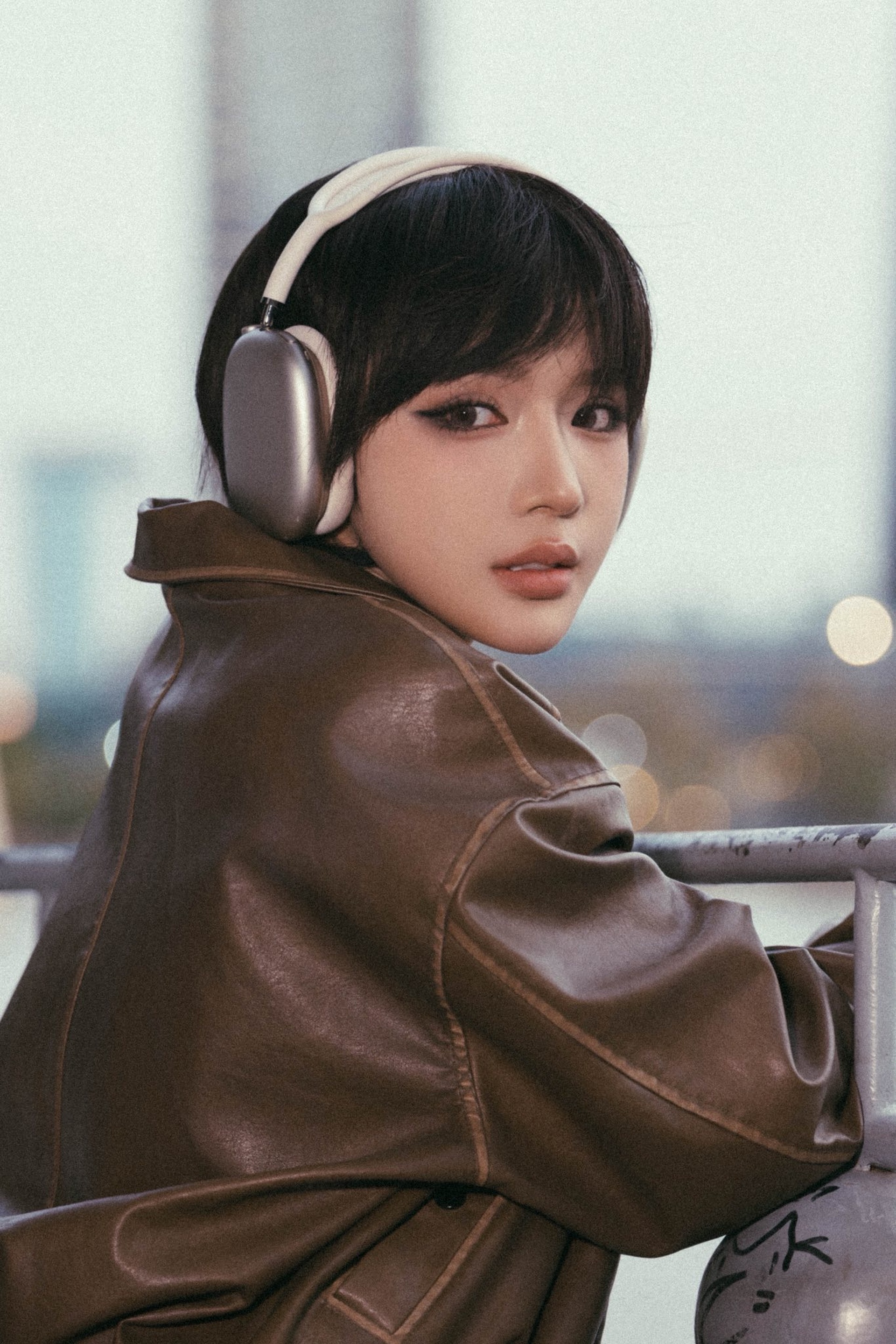 Ca sĩ LyLy sau phim 450 tỷ đồng: Vòng eo 55cm gây sốt, đời tư được chú ý - 12