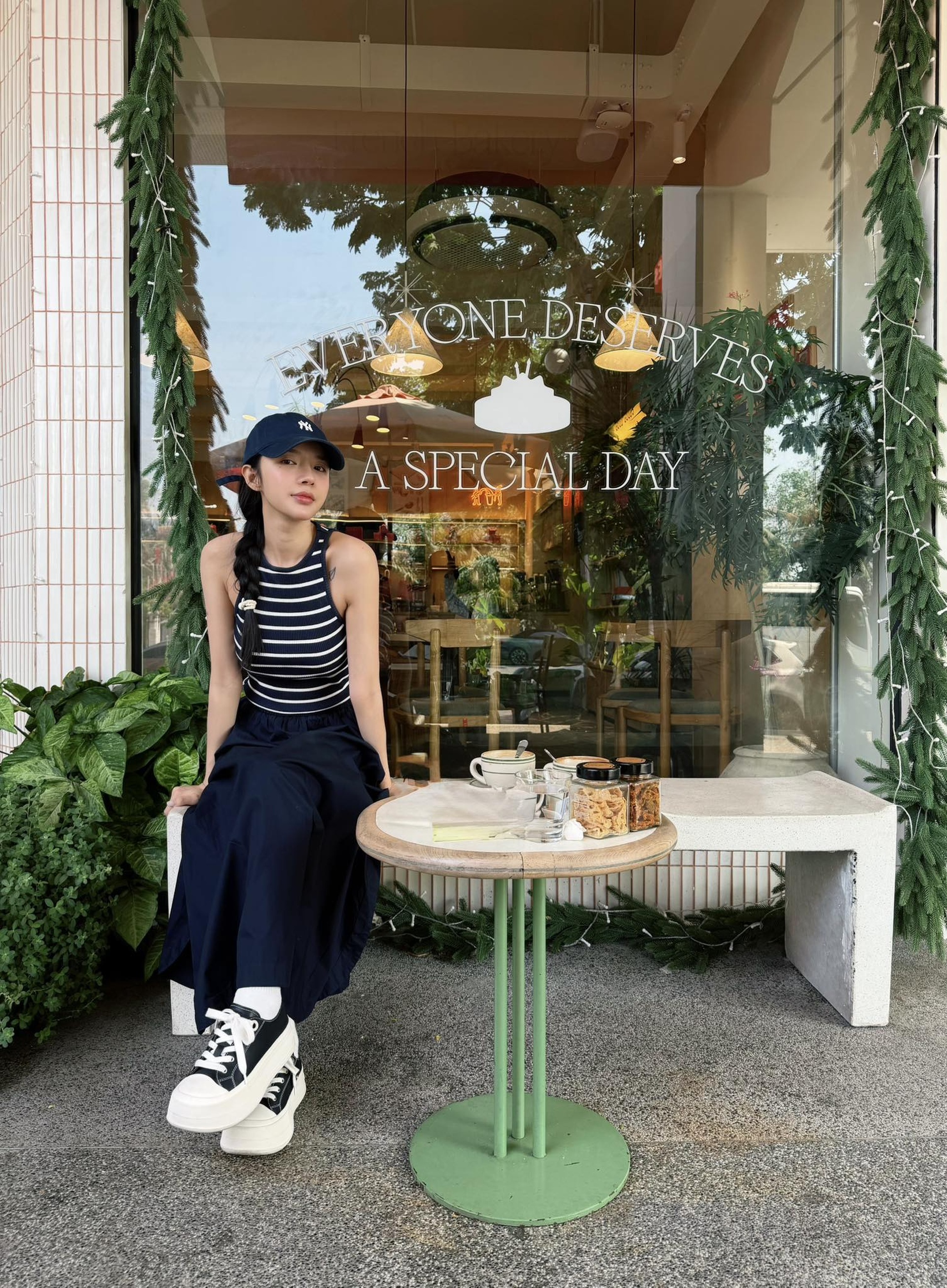 Ca sĩ LyLy sau phim 450 tỷ đồng: Vòng eo 55cm gây sốt, đời tư được chú ý - 13