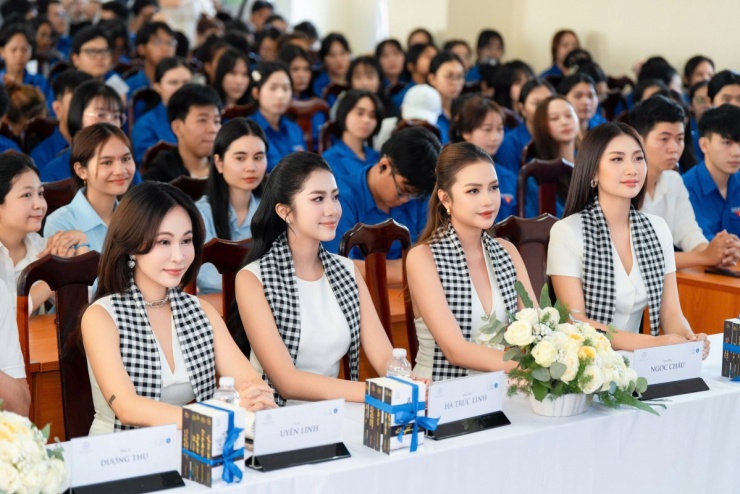 Từ trái qua: Ca sĩ Uyên Linh, Hoa hậu Hà Trúc Linh, Hoa hậu Ngọc Châu, Miss Cosmo Vietnam Phương Linh