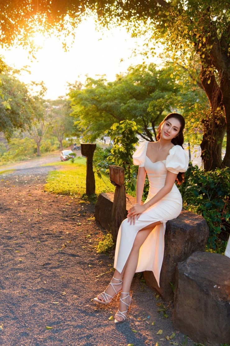 Giữa những phong cách thời trang đa dạng, Hà Trúc Linh chọn cho mình những bộ cánh tông trắng bay bổng với chi tiết vai bồng và chân váy xếp lớp nhẹ nhàng. Sử dụng các chất liệu như organza, tơ và chiffon, các thiết kế này không chỉ giúp nàng hậu sinh năm 2004 khoe khéo làn da nâu khỏe khoắn mà còn tôn lên chiều cao 1,72m cùng số đo hình thể 80-59-95 cm. 