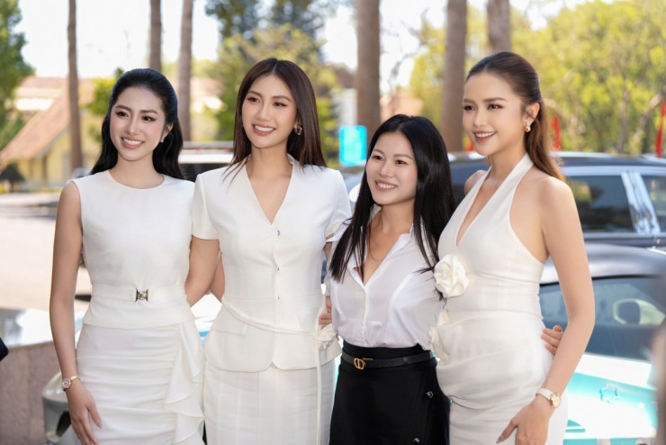 NTK Helene Hoài bên các nàng hậu