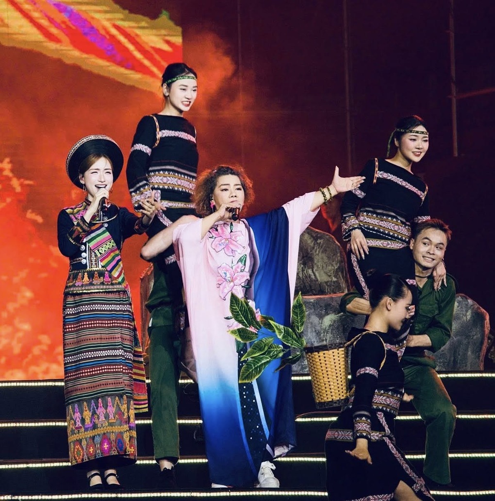 NSND Thanh Hoa tái hợp Hòa Minzy ở concert quy mô 50.000 người - 2