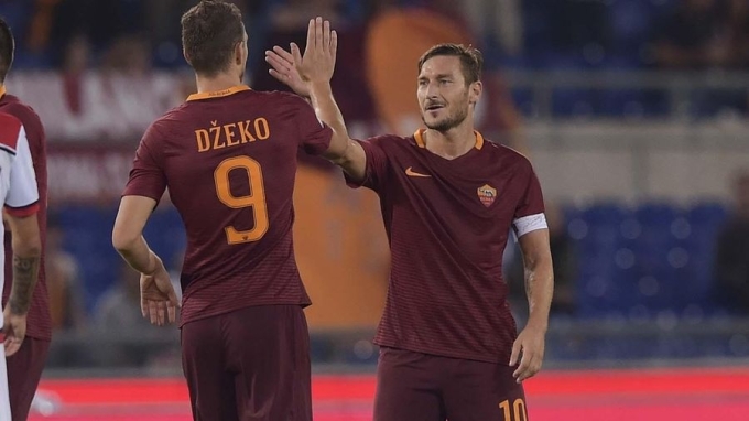 Dzeko từng sát cánh với Totti trong những năm cuối sự nghiệp của huyền thoại người Italy ở sân Olimpico. Ảnh: AS Roma