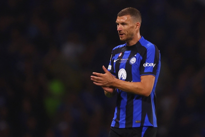 Dzeko buồn khi rời sân thay người trong trận Inter thua Man City 0-1 ở chung kết Champions League 2023 trên sân Istanbul, Thổ Nhĩ Kỳ. Ảnh: Reuters