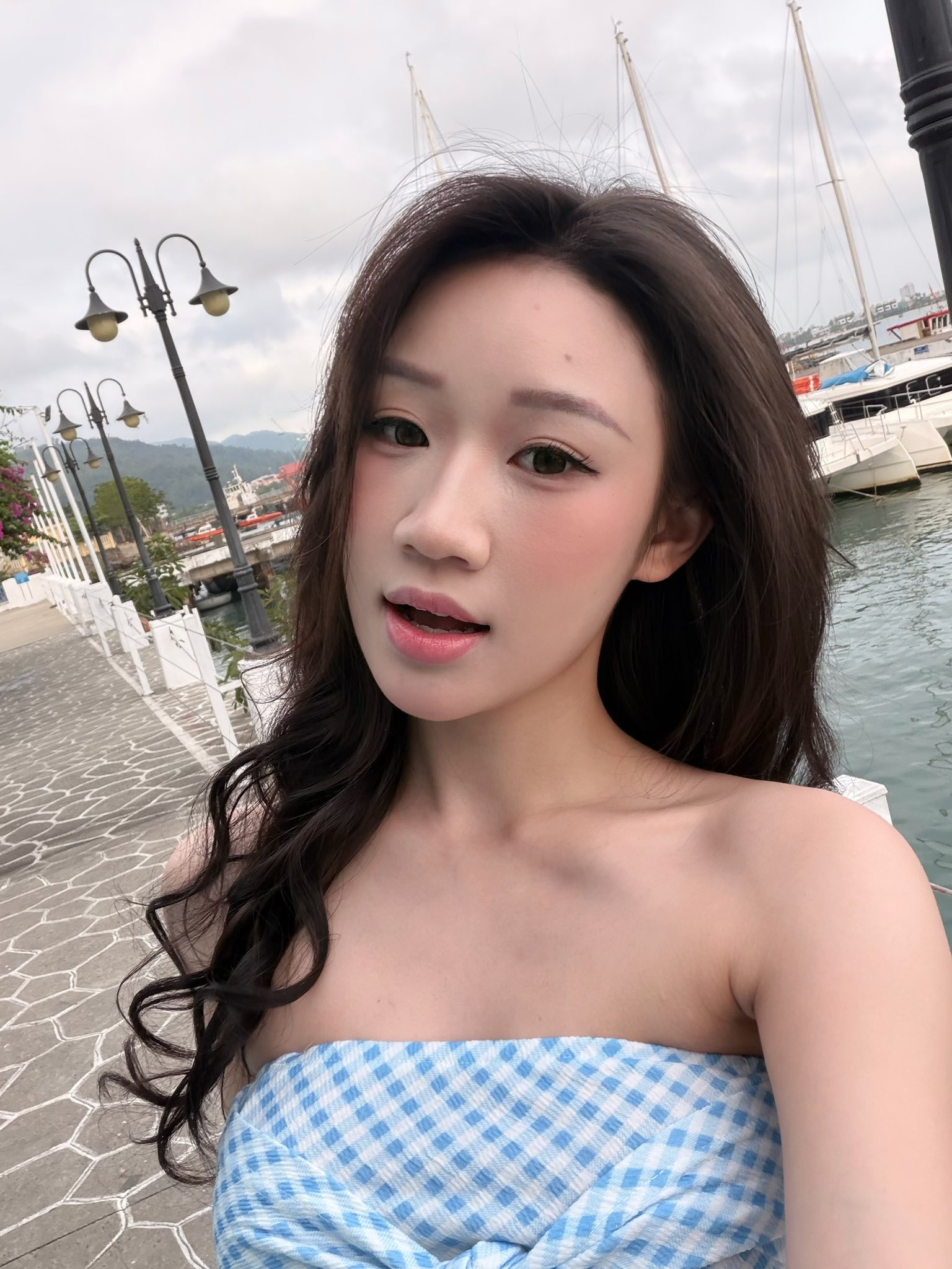 Hotgirl 3,8 triệu followers tung bộ ảnh cực tình bên sao U23 Việt Nam, đáp trả khi bị nhắc Hotgirl 3,8 triệu followers tung bộ ảnh cực tình bên sao U23 Việt Nam, đáp trả khi bị nhắc