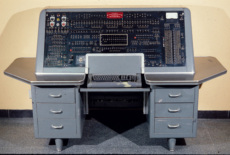 Ngày này năm xưa: Chiếc máy tính nặng bằng 2 chiếc ô tô, ngốn điện bằng cả khu phố, giá gần 400 tỷ đồng - nhưng 