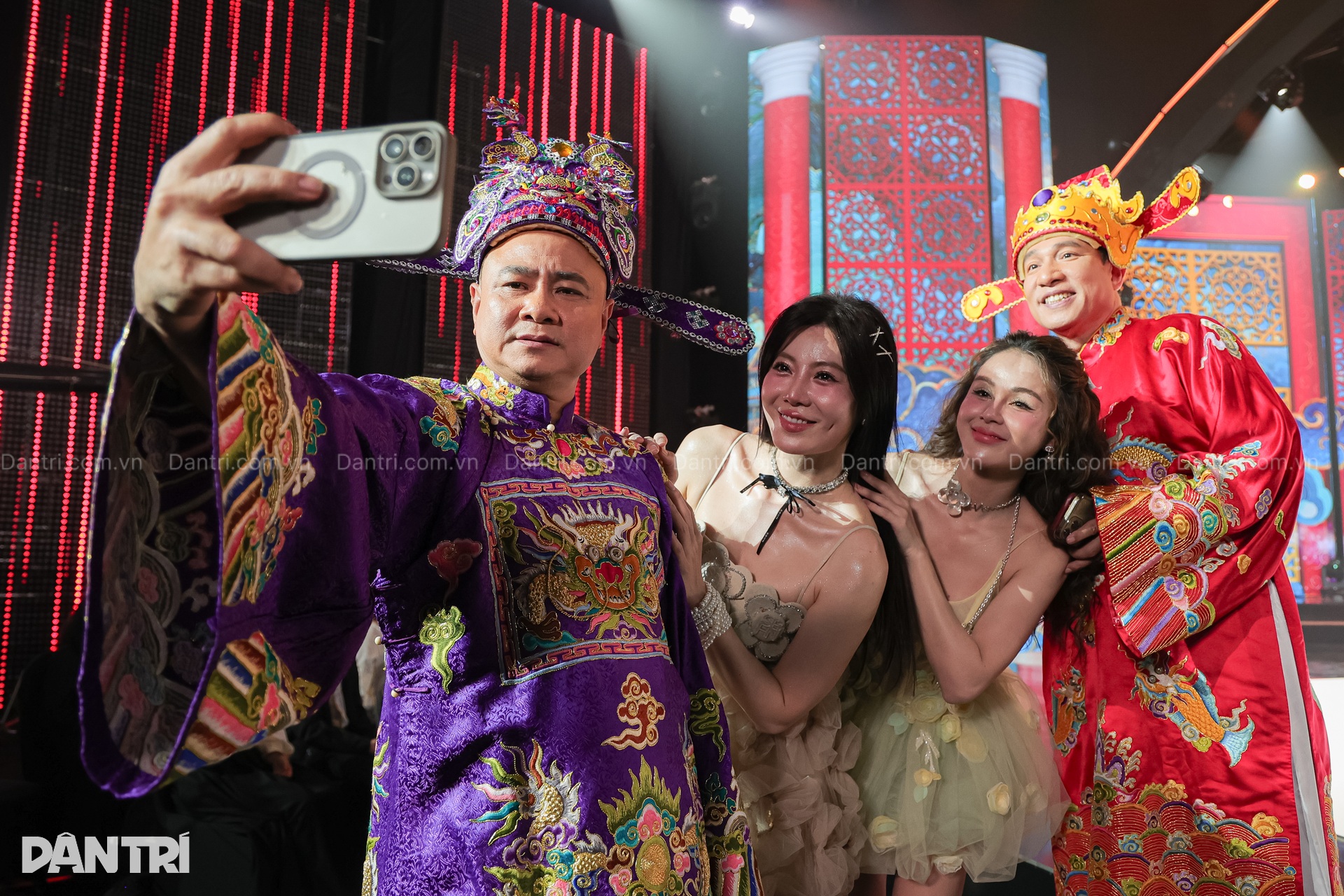 Hé lộ hình ảnh NSND Quốc Khánh tung hứng diễn xuất cùng dàn Táo quân - 4