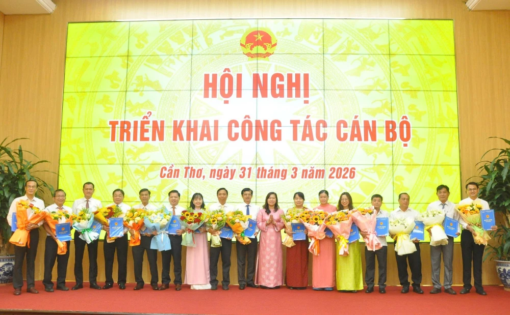 can-tho-trao-quyet-dinh-can-bo-1.jpg