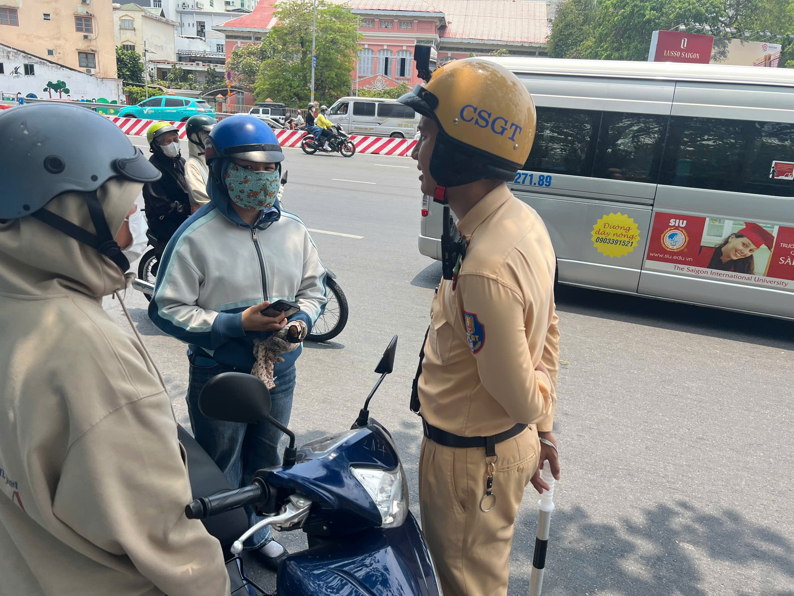 Từ ngày mai, nếu gặp cảnh vượt đèn đỏ, lạng lách... có thể phản ánh lên VNeID 2 Từ 1.4, người dân phản ánh vi phạm giao thông trên VNeID ra sao? - Ảnh 2.