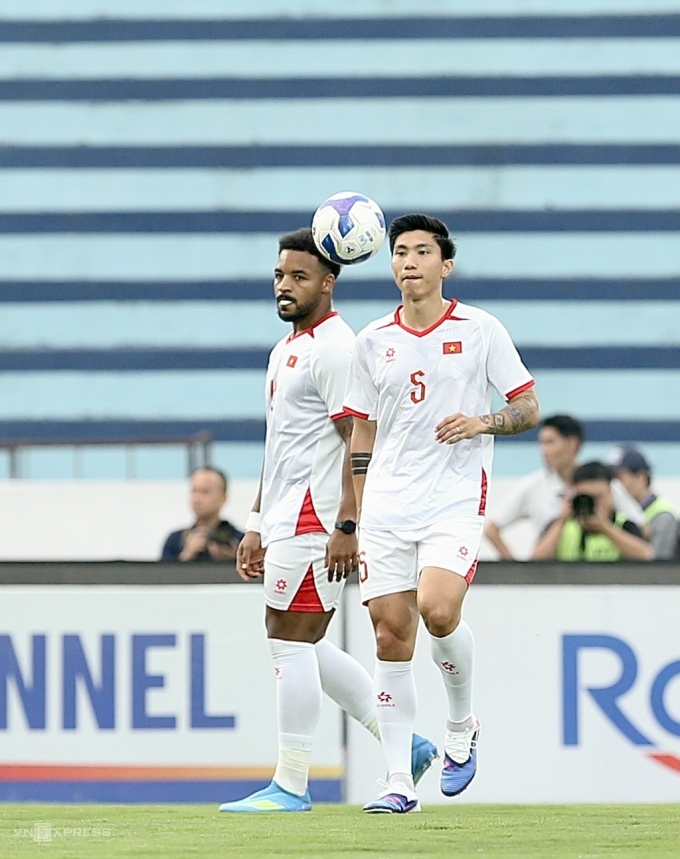 Nguyễn Xuân Son (trái) và Đoàn Văn Hậu tập luyện cùng đội tuyển Việt Nam tại sân Thiên Trường ở Ninh Bình, ngày 30/3/2026. Ảnh: Hiếu Lương