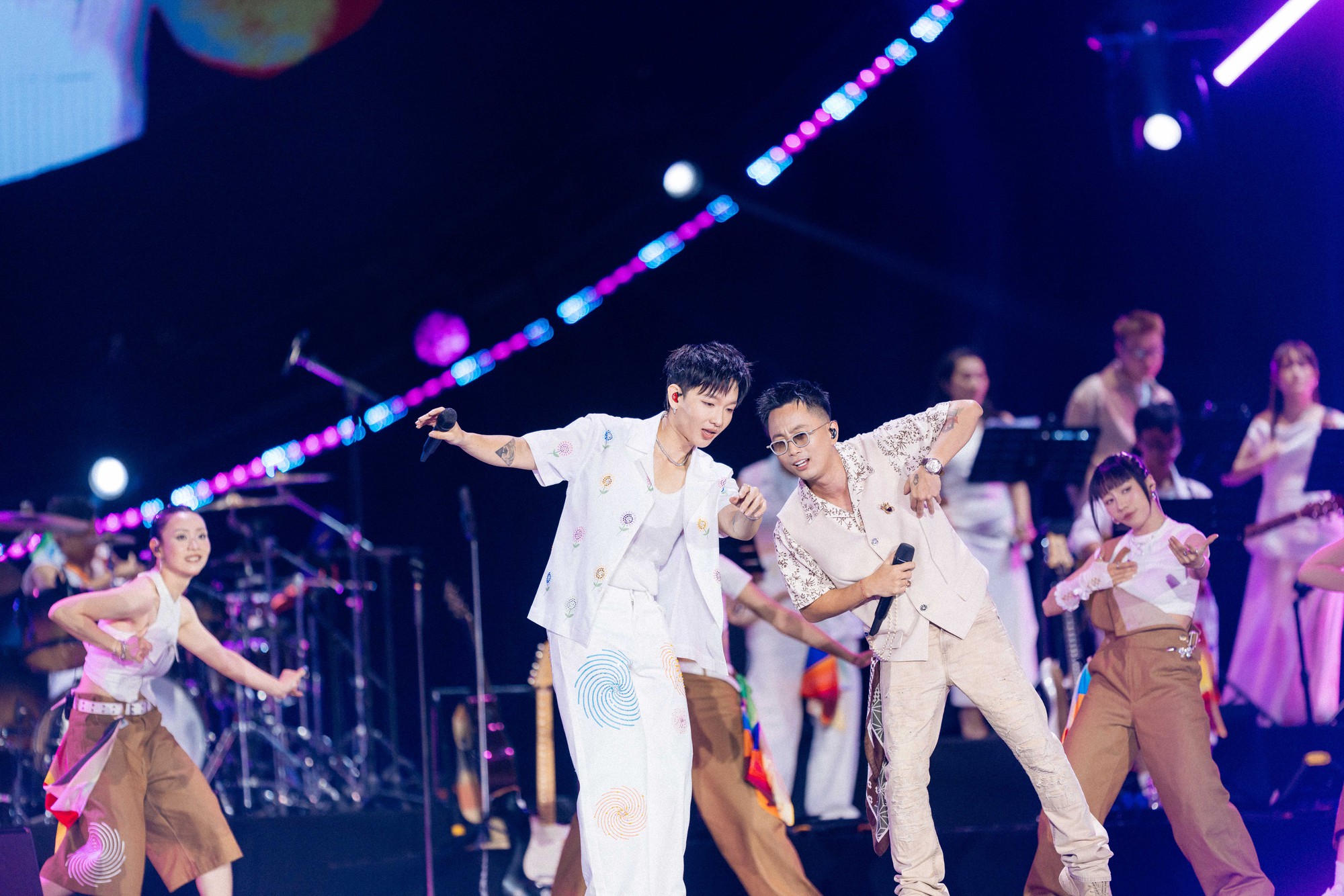 Làm nghệ sĩ, ai cũng muốn được 9.777 người yêu như Hoàng Dũng!- Ảnh 4. Làm nghệ sĩ, ai cũng muốn được 9.777 người yêu như Hoàng Dũng!- Ảnh 4.