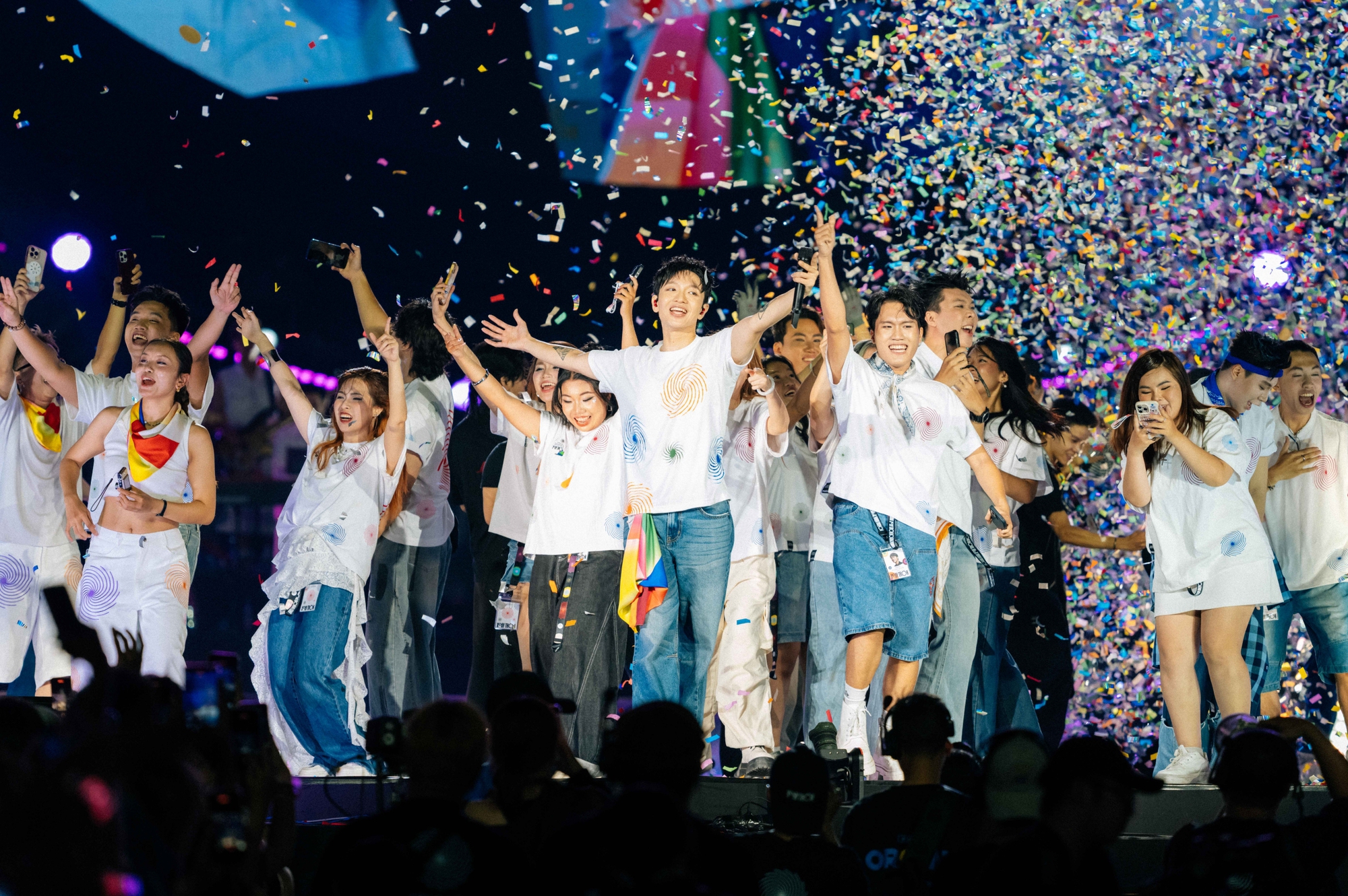 Làm nghệ sĩ, ai cũng muốn được 9.777 người yêu như Hoàng Dũng!- Ảnh 5. Làm nghệ sĩ, ai cũng muốn được 9.777 người yêu như Hoàng Dũng!- Ảnh 5.