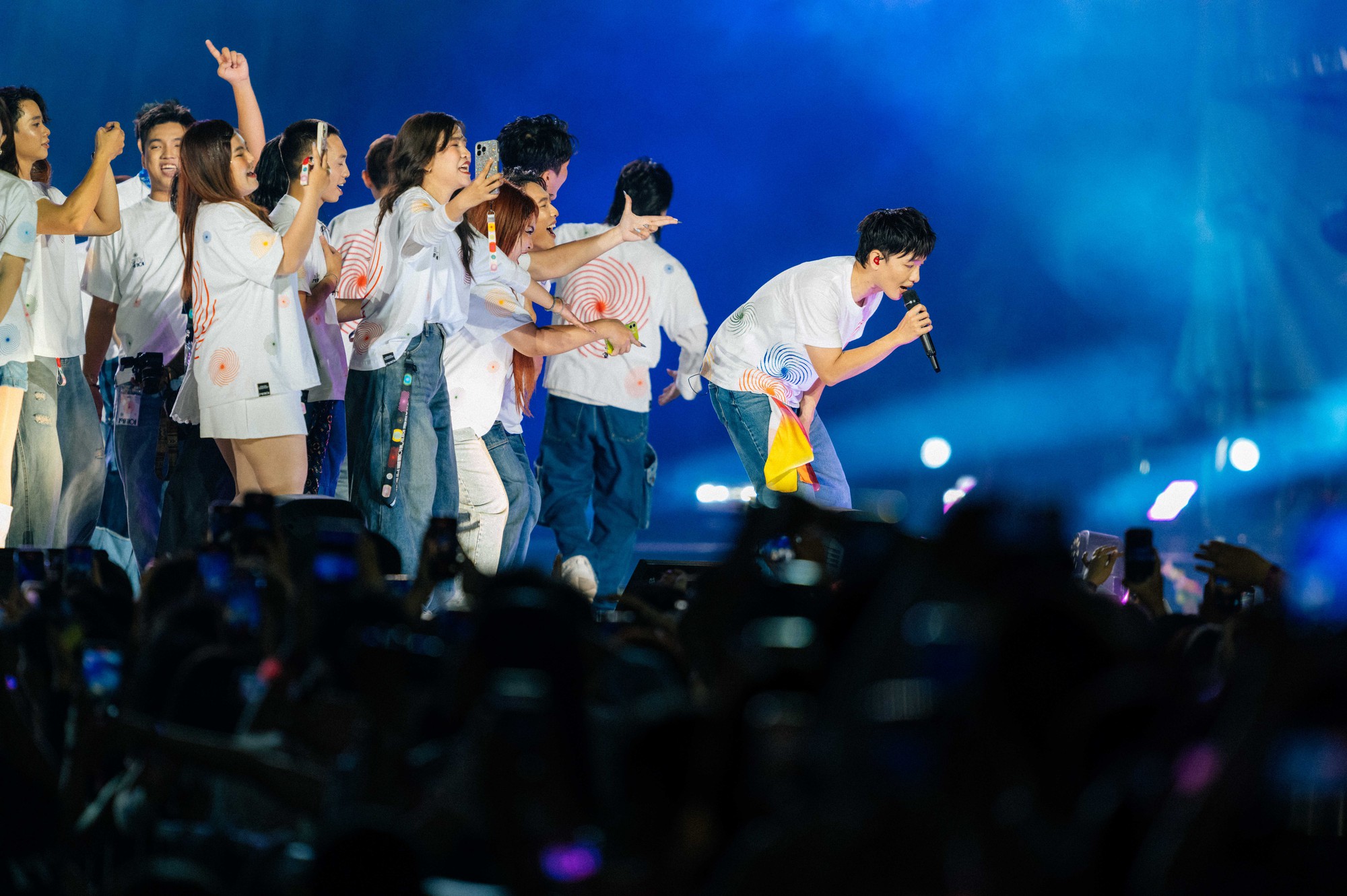 Làm nghệ sĩ, ai cũng muốn được 9.777 người yêu như Hoàng Dũng!- Ảnh 6. Làm nghệ sĩ, ai cũng muốn được 9.777 người yêu như Hoàng Dũng!- Ảnh 6.