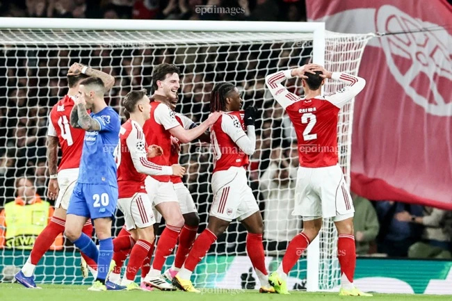 bi-mat-cuoc-rut-lui-cua-10-cau-thu-arsenal-khoi-doi-tuyen-quoc-gia (1).jpg