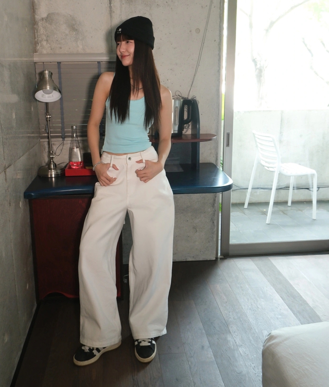 Phối đồ với áo tank top - mặc đẹp quanh năm, gọn nhẹ, thời thượng- Ảnh 8.