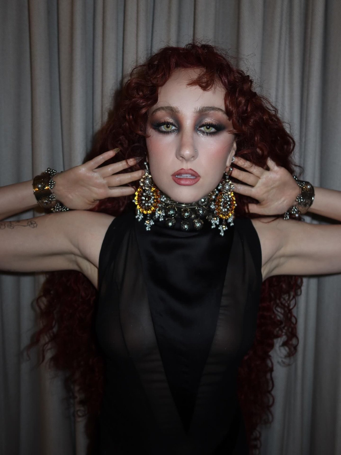 Chappell Roan: Ranh giới giữa cá tính nghệ sĩ và những bộ trang phục gây sốc - 11