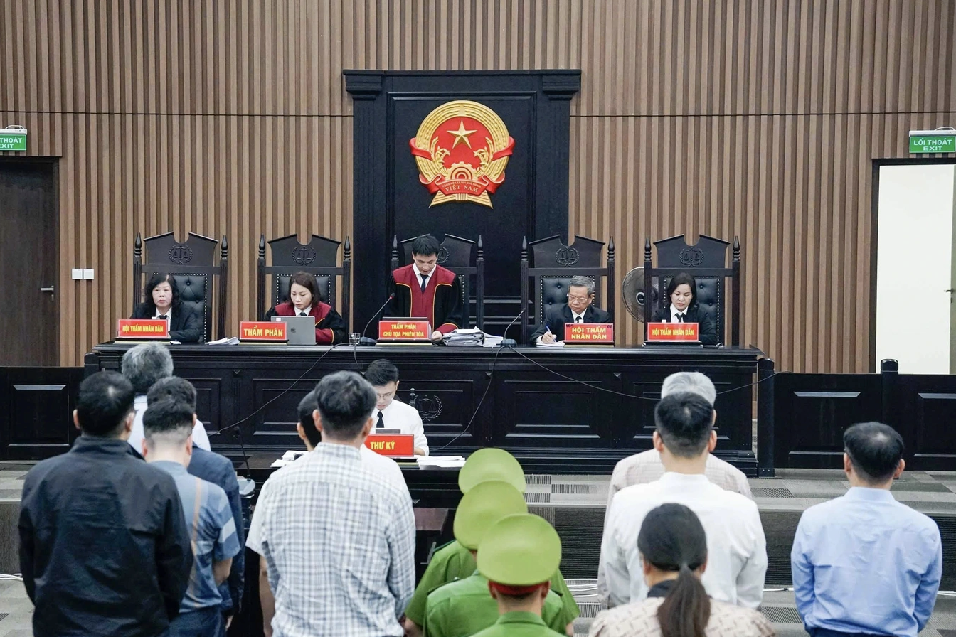 Nữ kế toán khóc nức nở Tại phiên tòa cựu Thứ trưởng Hoàng Văn Thắng 2026 - Ảnh 2.