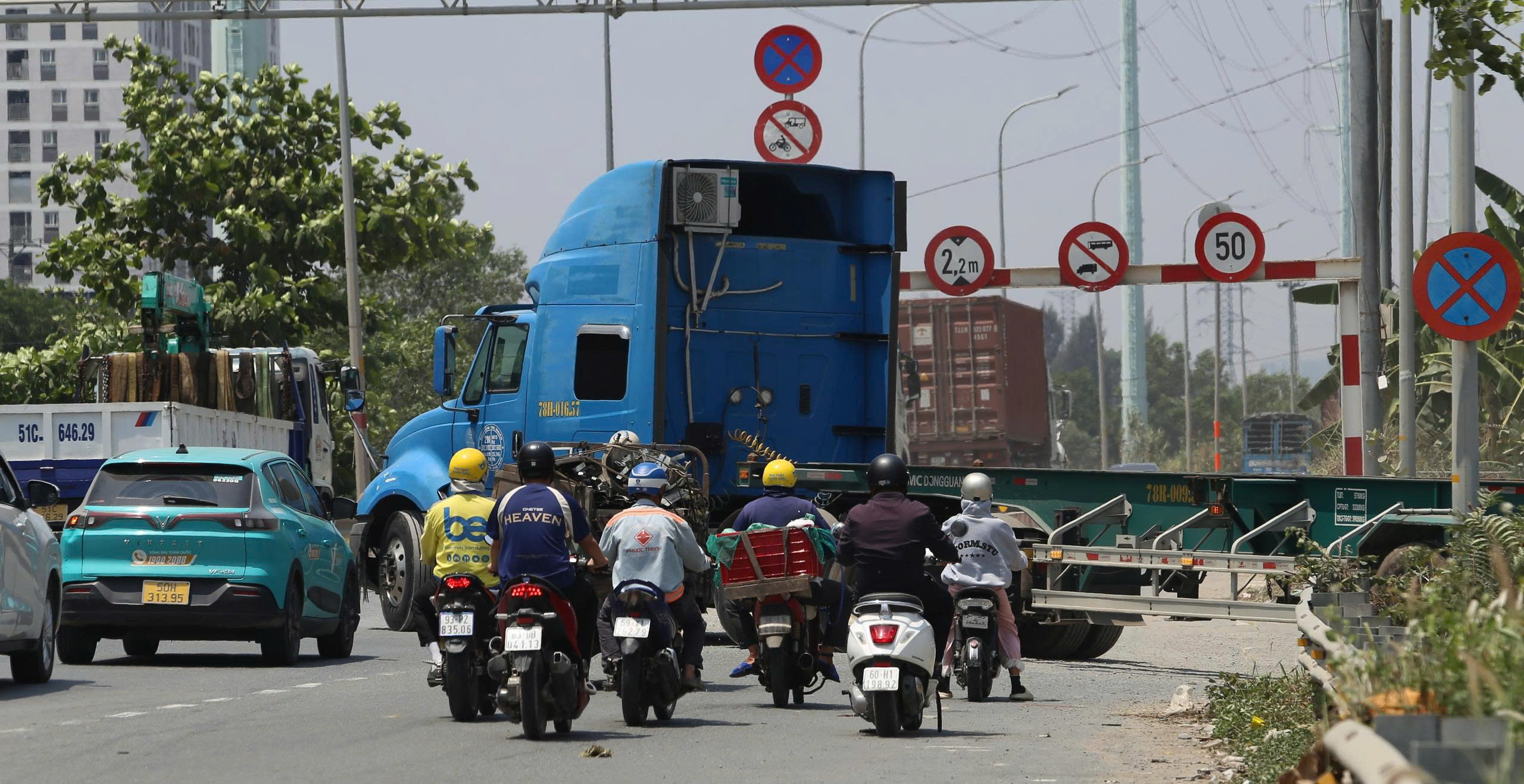 Loạt bãi xe container gây tắc nghẽn đường Võ Chí Công: Có đủ chuẩn pháp lý quy hoạch, kinh doanh? - Ảnh 2.