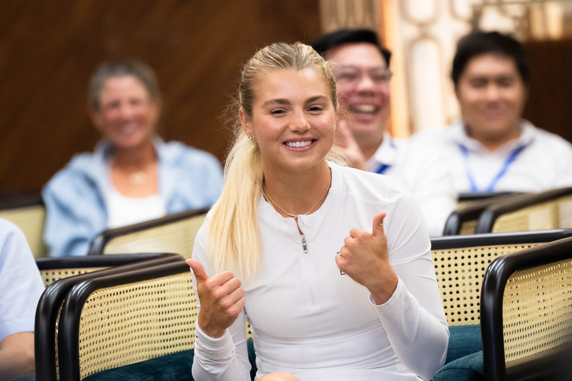 Cận cảnh nhan sắc xinh đẹp của nữ hoàng Pickleball Anna Leigh Waters: Tươi rói đội nón lá, tự phát âm tên tiếng Việt cực yêu!- Ảnh 10.