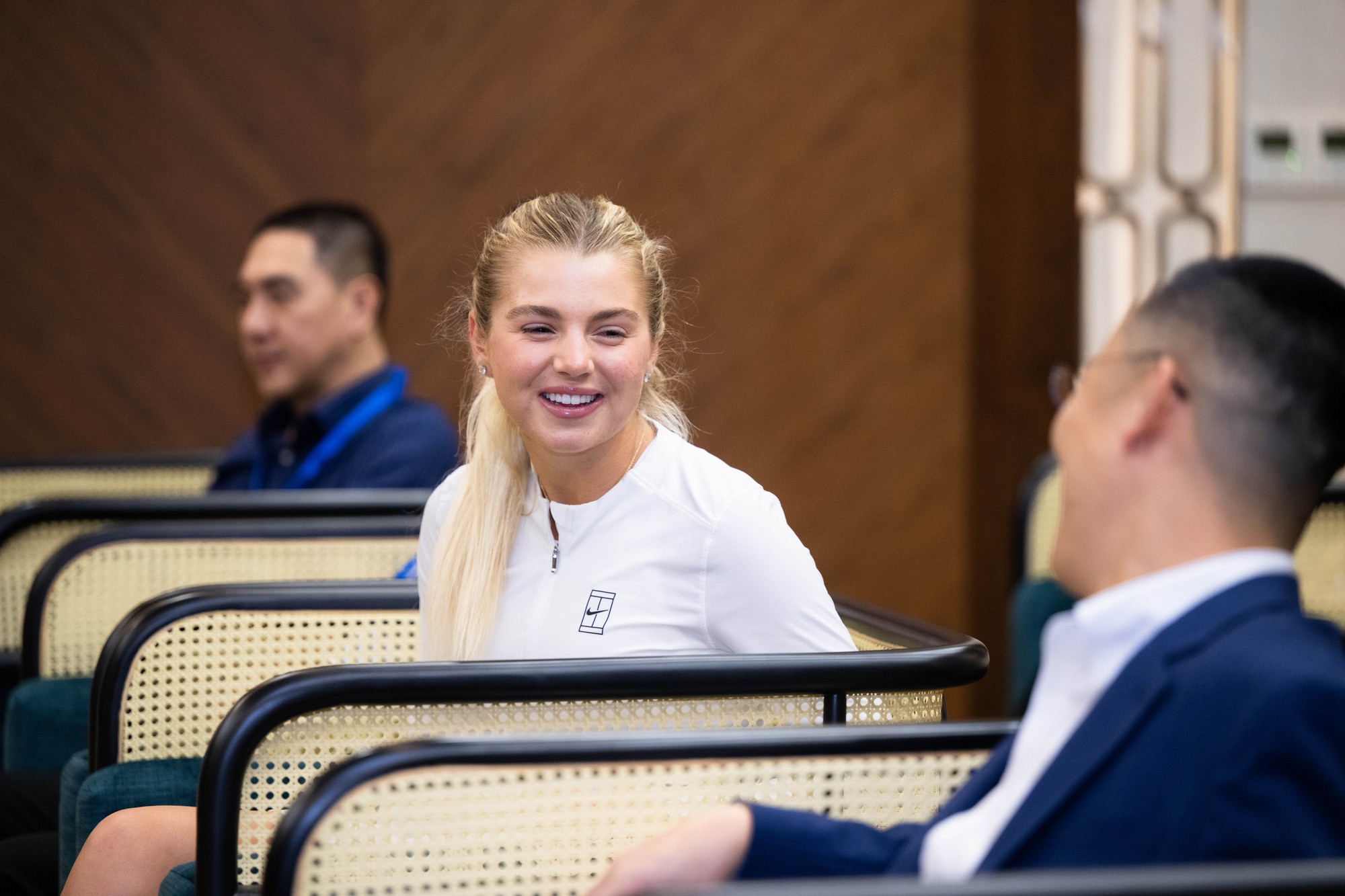 Cận cảnh nhan sắc xinh đẹp của nữ hoàng Pickleball Anna Leigh Waters: Tươi rói đội nón lá, tự phát âm tên tiếng Việt cực yêu!- Ảnh 11.