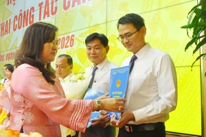 Công bố 16 quyết định của Chủ tịch Cần Thơ về công tác cán bộ