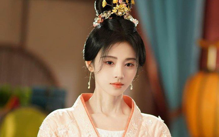 Mỹ nhân 4.000 năm có một Cúc Tịnh Y bị tố cáo trốn thuế 4 Cô được khen ngợi "mỹ nhân 4.000 năm có một"