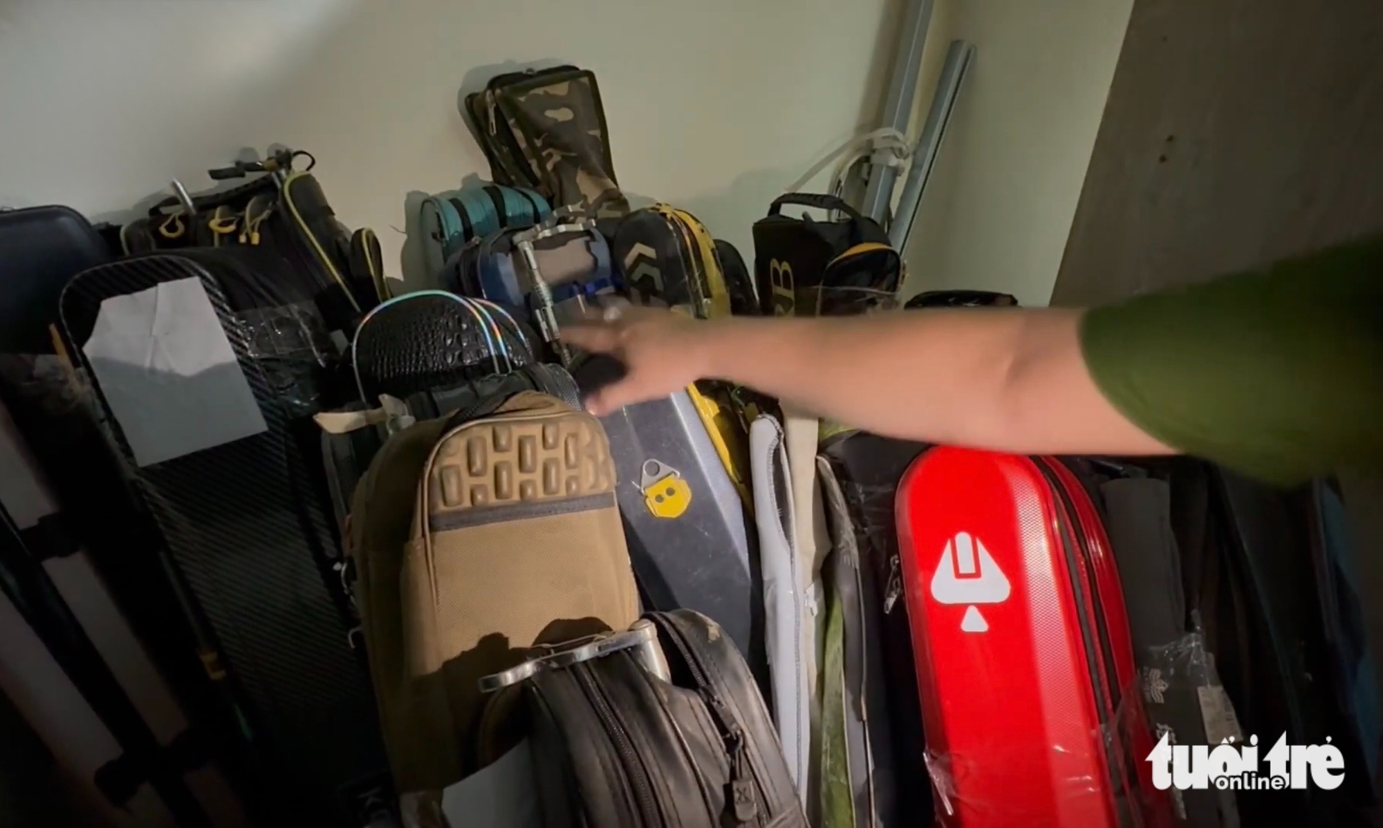 Triệt xóa tụ điểm đánh bạc trá hình bằng 'câu cá trúng thưởng', tạm giữ 40 người - Ảnh 2.