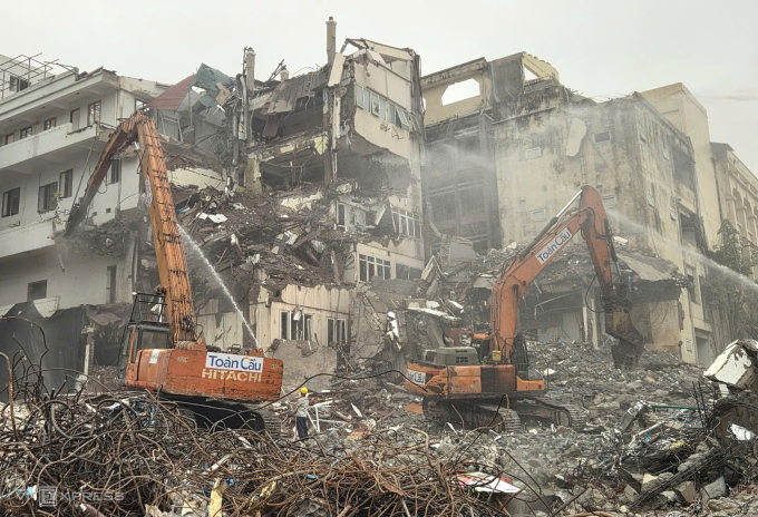 Đơn vị thi công tổ chức phá dỡ các công trình để xây dựng quảng trường phía Đông Hồ Gươm. Ảnh: Võ Hải