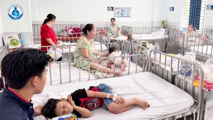 Các chuyên gia cảnh báo, dịch tay chân miệng đang diễn biến phức tạp, cộng đồng cần chủ động phòng ngừa, bảo vệ sức khỏe cho trẻ